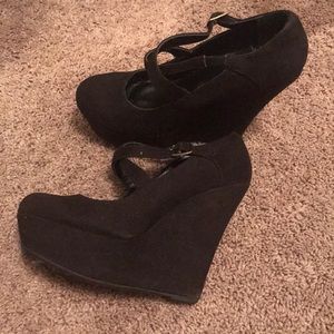 Black wedges